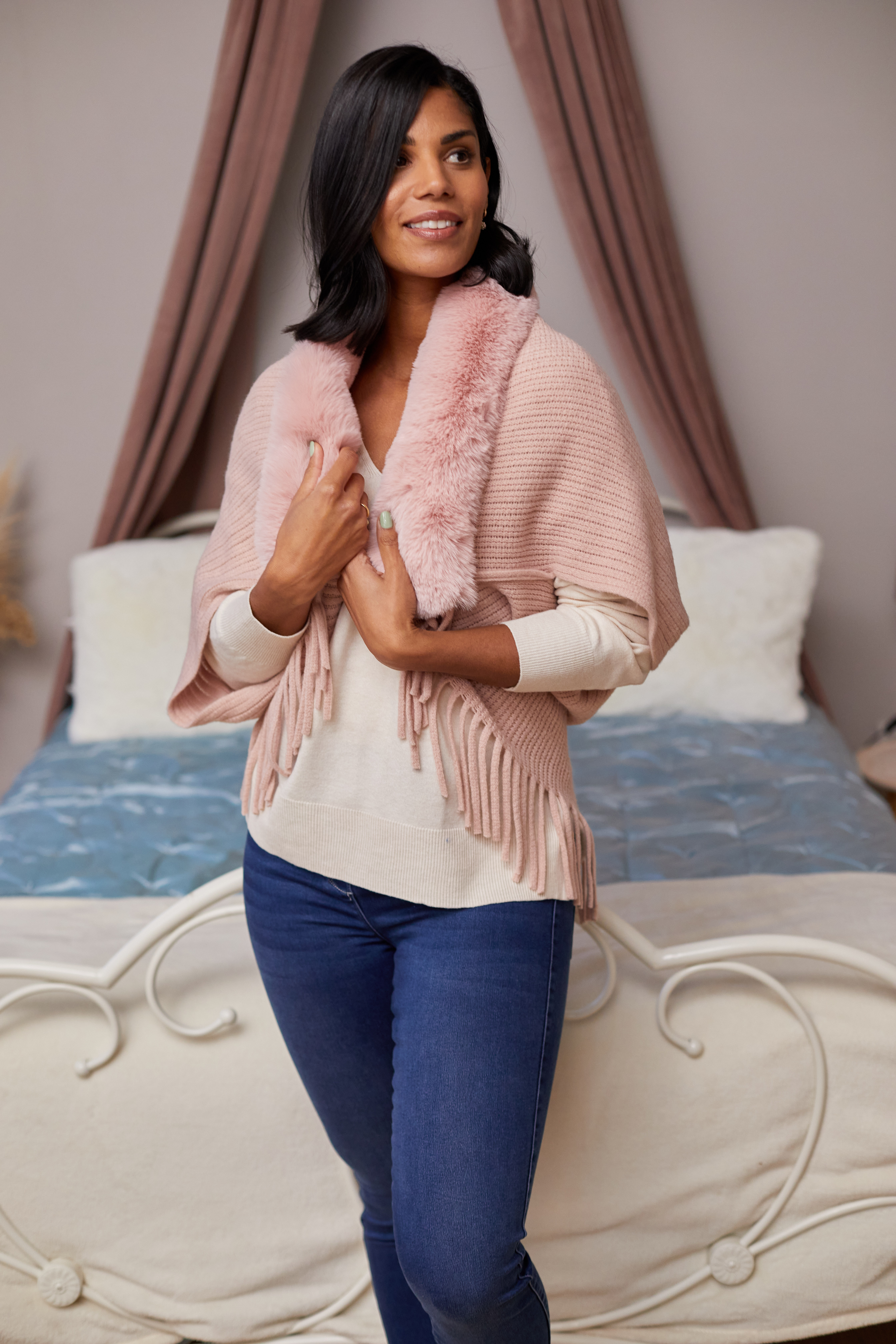 FAUR FUR SHAWL WITH TASSELS (BW)